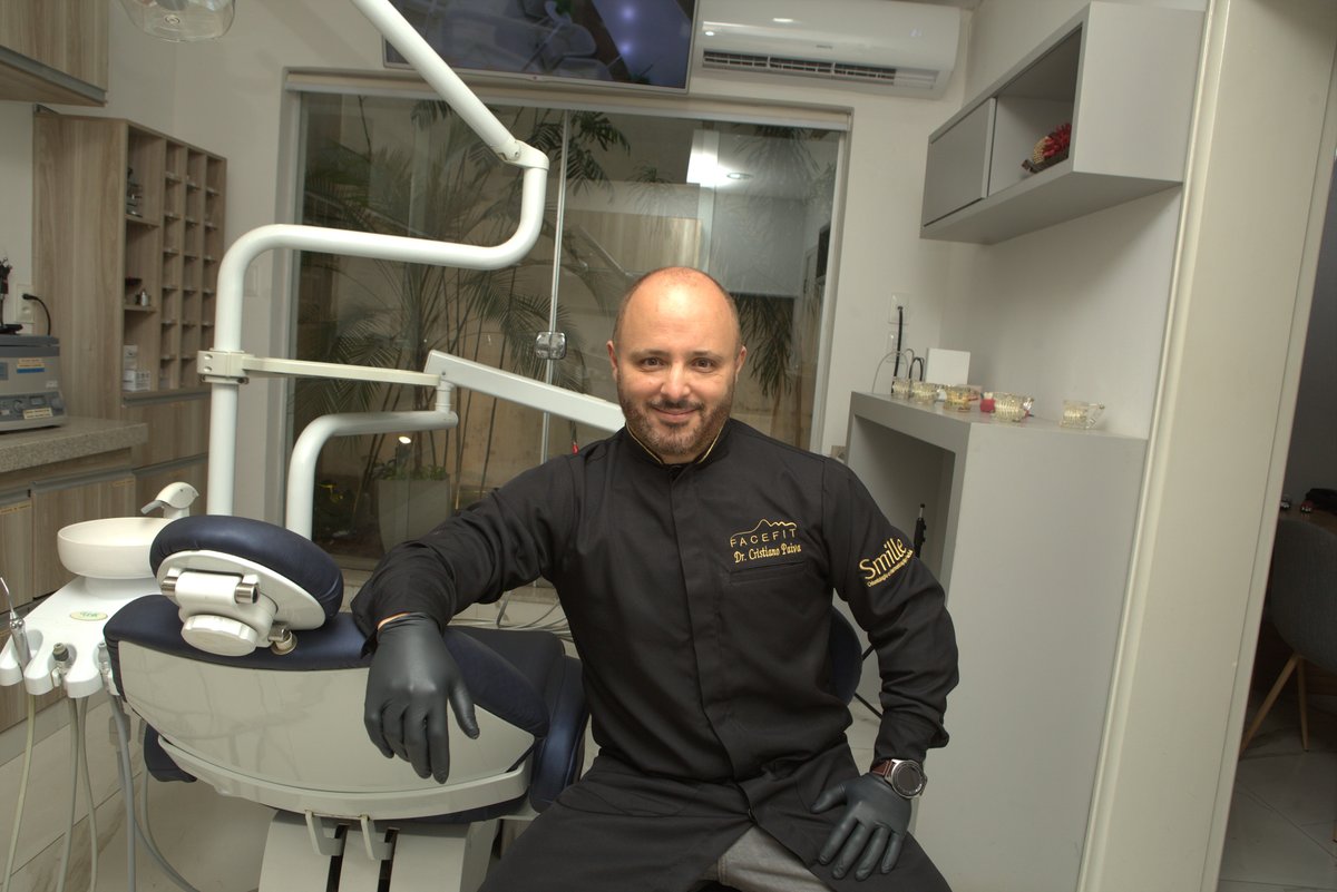 Dr. Cristiano Paiva — Especialista em Implantes e Harmonização Facial